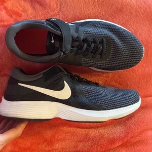 Nike flyease Revolution 4 Sneaker black women's size 11.5 W